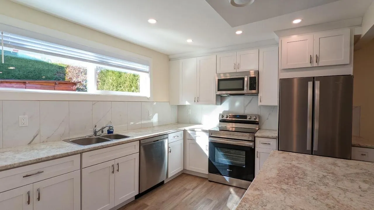 Modern Spacious 1 Bedroom Suite In Desirable Gordon Head Near Mount Douglas Beach Victoria Kanada